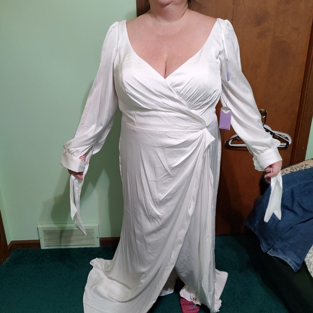 Wedding dress-never worn - Picture 10 of 11